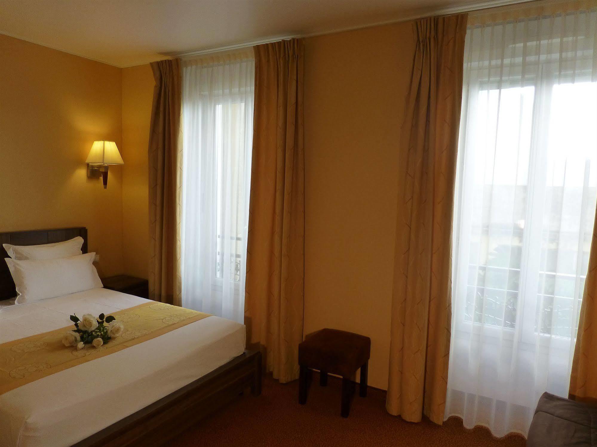 Hotel Capitole Beausoleil Ngoại thất bức ảnh